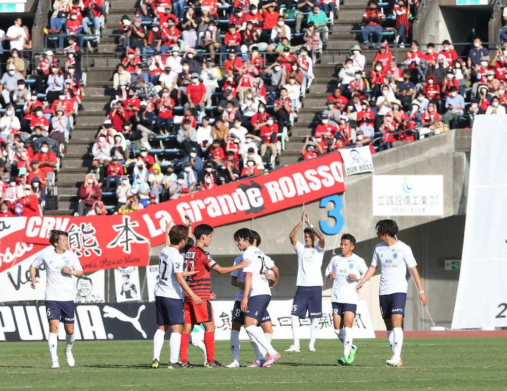 ＜熊本・横浜FC＞後半、交代となった横浜FC・中村はチームメートと抱擁する（撮影・西海健太郎）