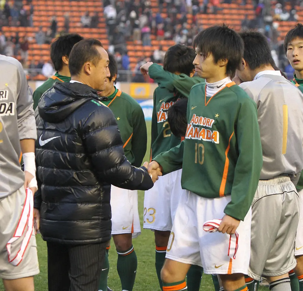 多くのJリーガーを育てた黒田監督。2010年01月、高校サッカー決勝で準優勝に終わり厳しい表情で黒田剛監督（左）と握手を交わすＭＦ柴崎岳