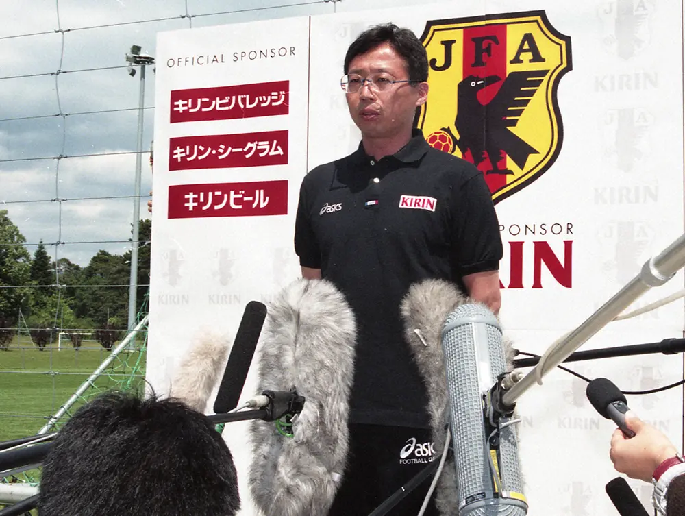 1998年6月、フランスＷ杯の直前合宿地・スイスのニヨンで日本代表を発表した岡田監督。「外れるのはカズ、三浦カズ…」というセリフは有名なフレーズとなった