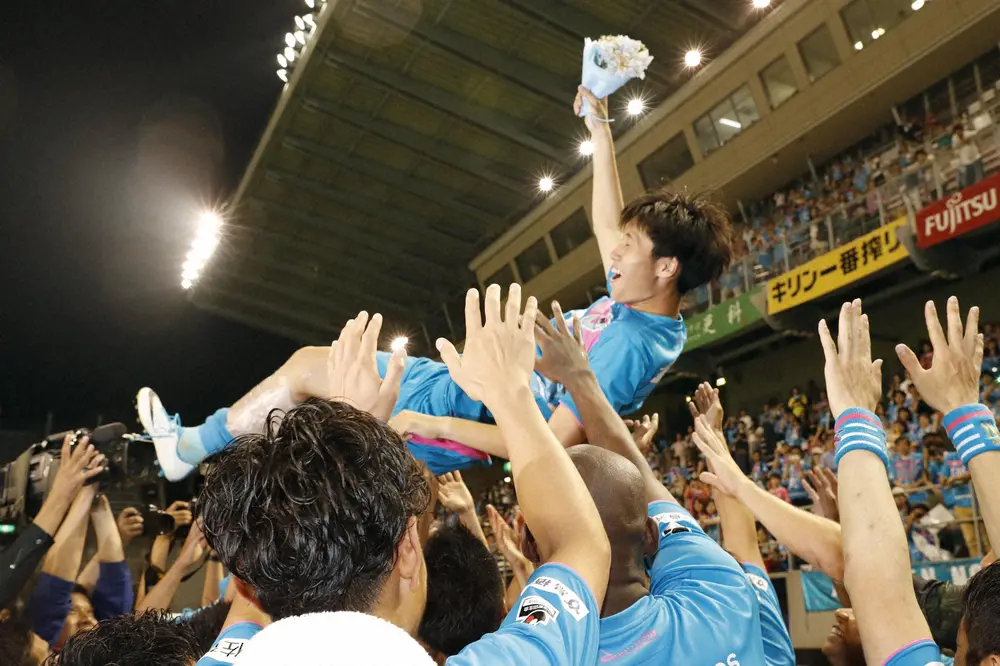 2017年6月、欧州移籍前最後の試合となった浦和戦で勝利を飾り、鳥栖イレブンから胴上げされるMF鎌田