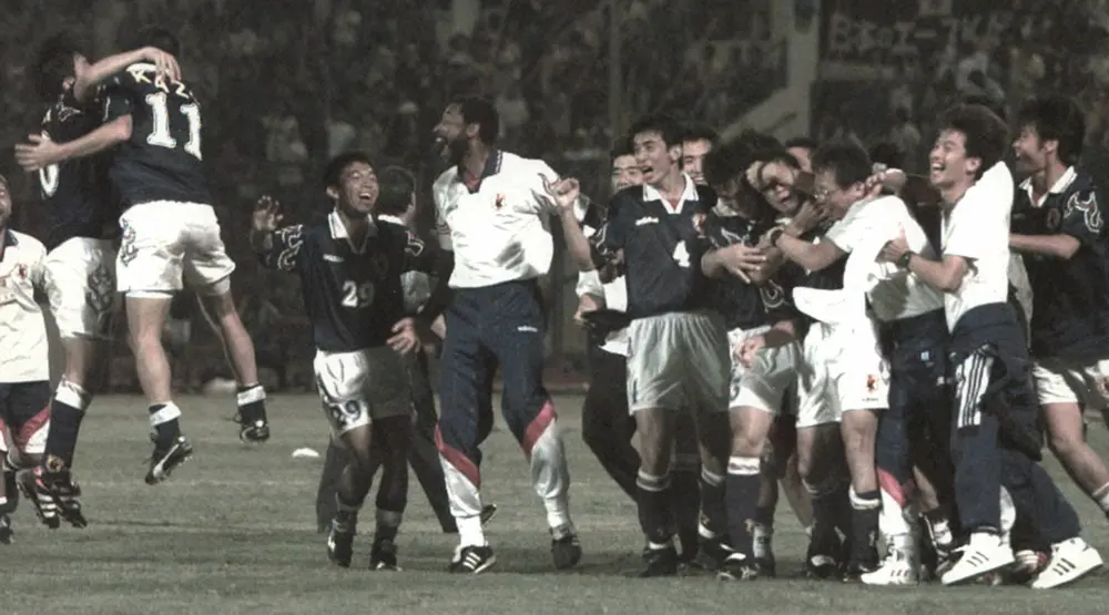 97年11月、ジョホールバルでイランを下しＷ杯初出場を決め喜びを爆発させる岡田武史監督（右から３人目）ら日本代表イレブン