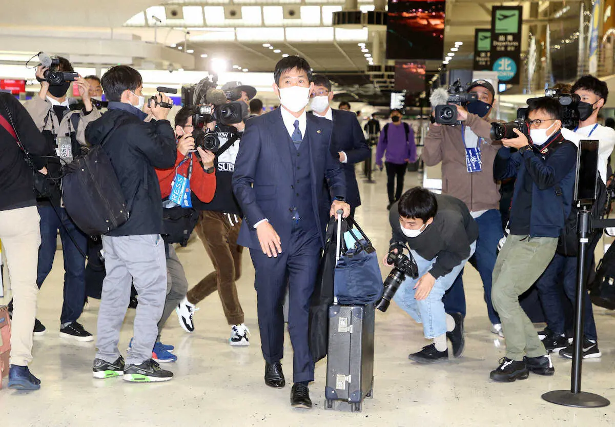 成田空港からカタールへ向け出発するサッカー日本代表・森保監督　（撮影・西川祐介）