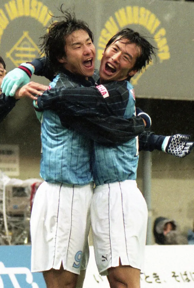 ゴールを決め、藤田（右）と抱き合って喜びを爆発させる中山（1999年3月20日撮影）