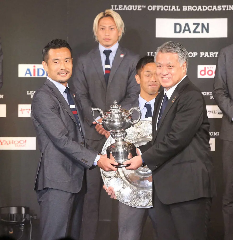 ＜2022Jリーグアウォーズ＞J1優勝を成し遂げた横浜の選手たちが登壇し水沼（左）が代表してJFA会長杯を授与された（撮影・西海健太郎）