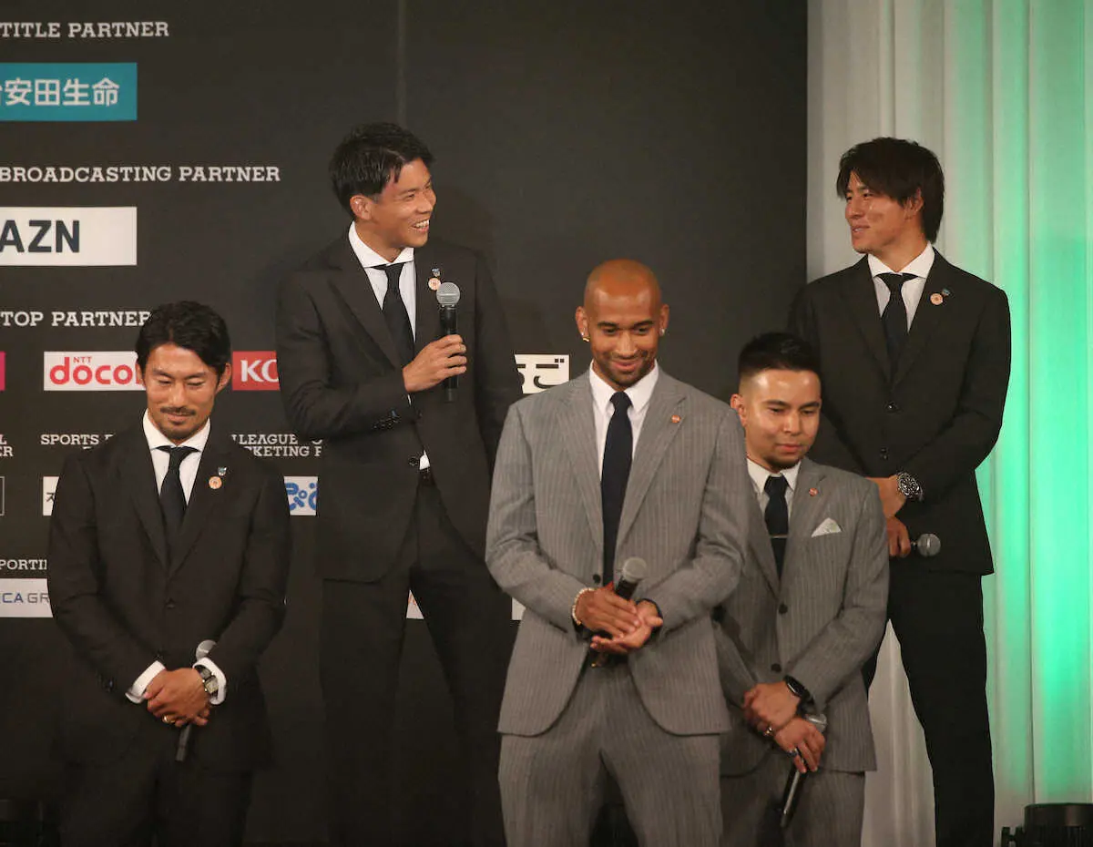 ＜2022Jリーグアウォーズ＞ベストイレブンを受賞した川崎F・山根（後列左）、脇坂（後列右）は笑顔（撮影・西海健太郎）
