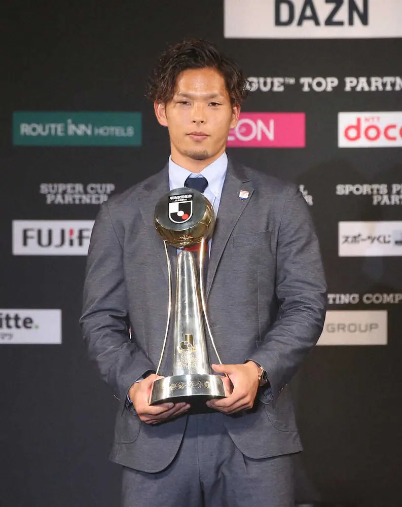 横浜DF岩田　MVP初受賞で妻へ感動スピーチ「君なしでは…妻のあなたもMVP。おめでとう」