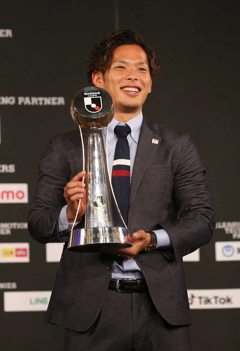 最優秀選手賞を受賞した横浜・岩田は笑顔で写真に納まる（撮影・西海健太郎）