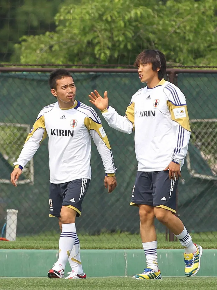 2010年のキリンチャレンジカップ・韓国戦から一夜明けて練習中に話し込む中村（右）と長友（2010年5月撮影）