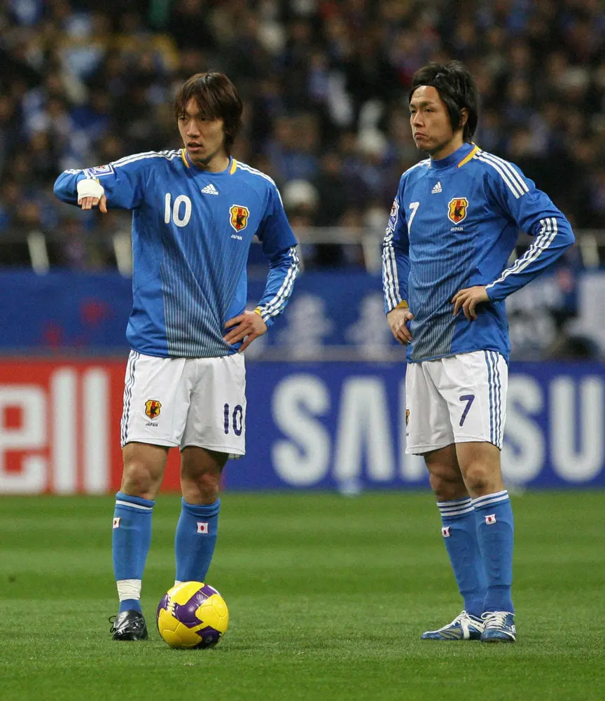 2009年、Ｗ杯アジア最終予選でFKの相談をする中村（左）と遠藤