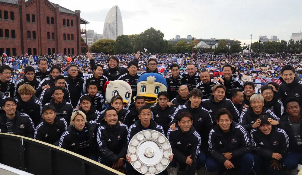 J1優勝報告会で集まった約5000人のファンと記念撮影する横浜の選手とスタッフ