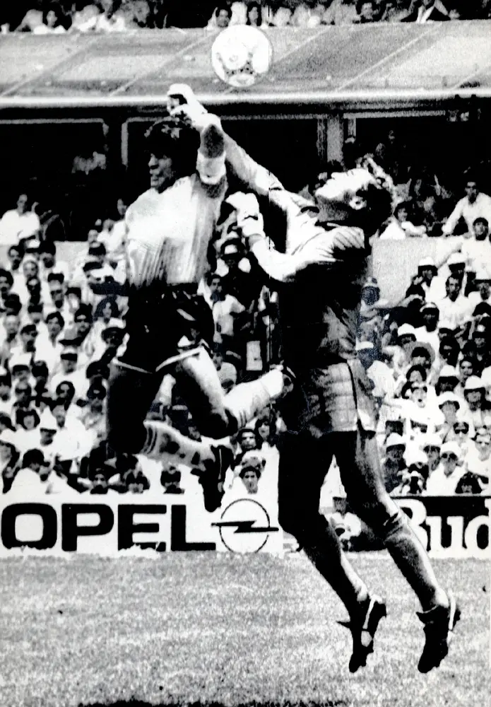 86年W杯イングランド戦、アルゼンチン代表マラドーナ（左）が決めた“神の手ゴール”は世界中で物議を呼んだ（ロイター）