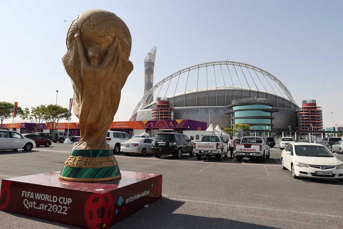 カタールW杯で日本人のゴミ拾いが話題に　海外の人気ユーチューバーが動画投稿し世界から絶賛の声