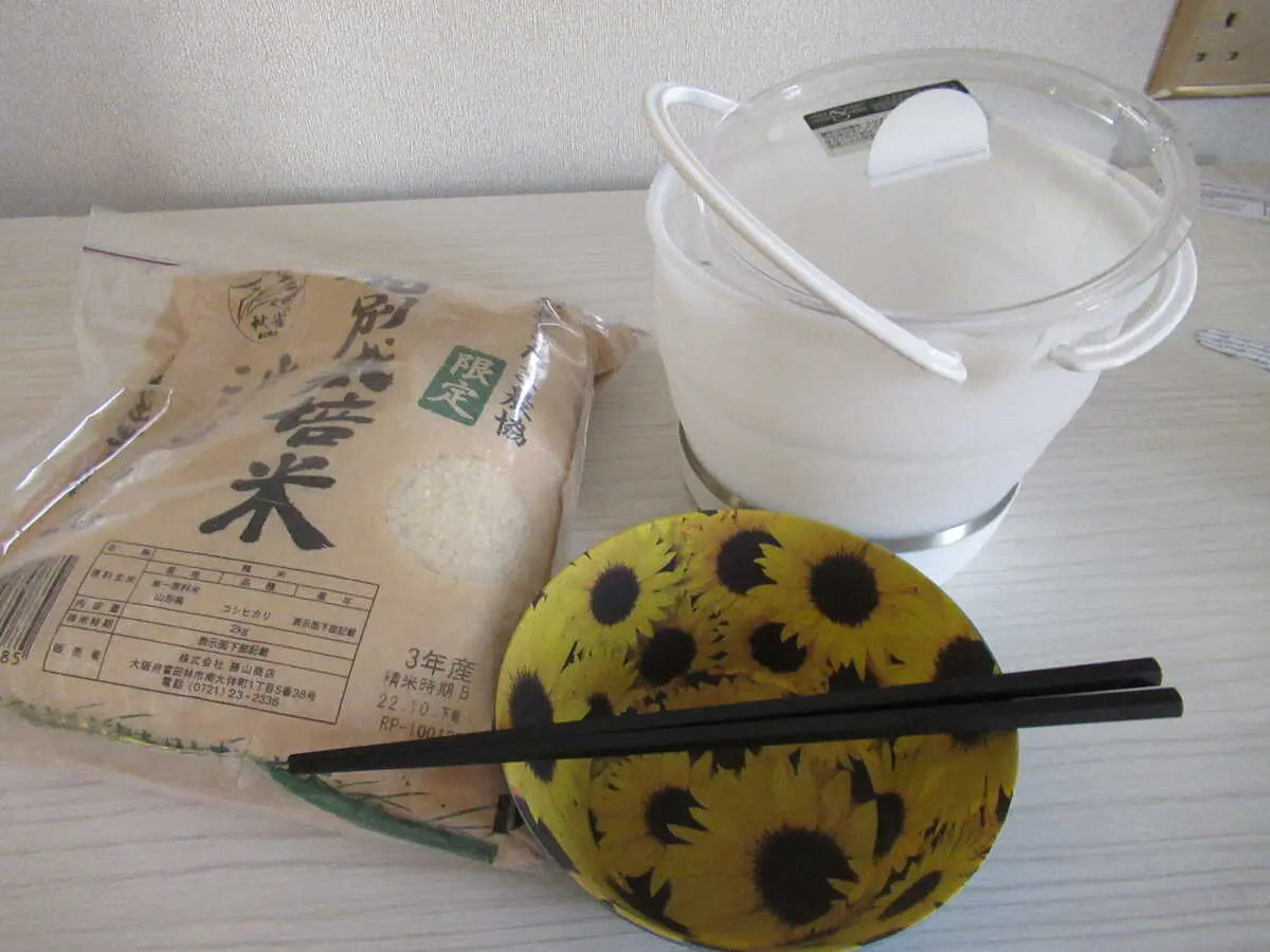 日本から持参した簡易炊飯器とお米
