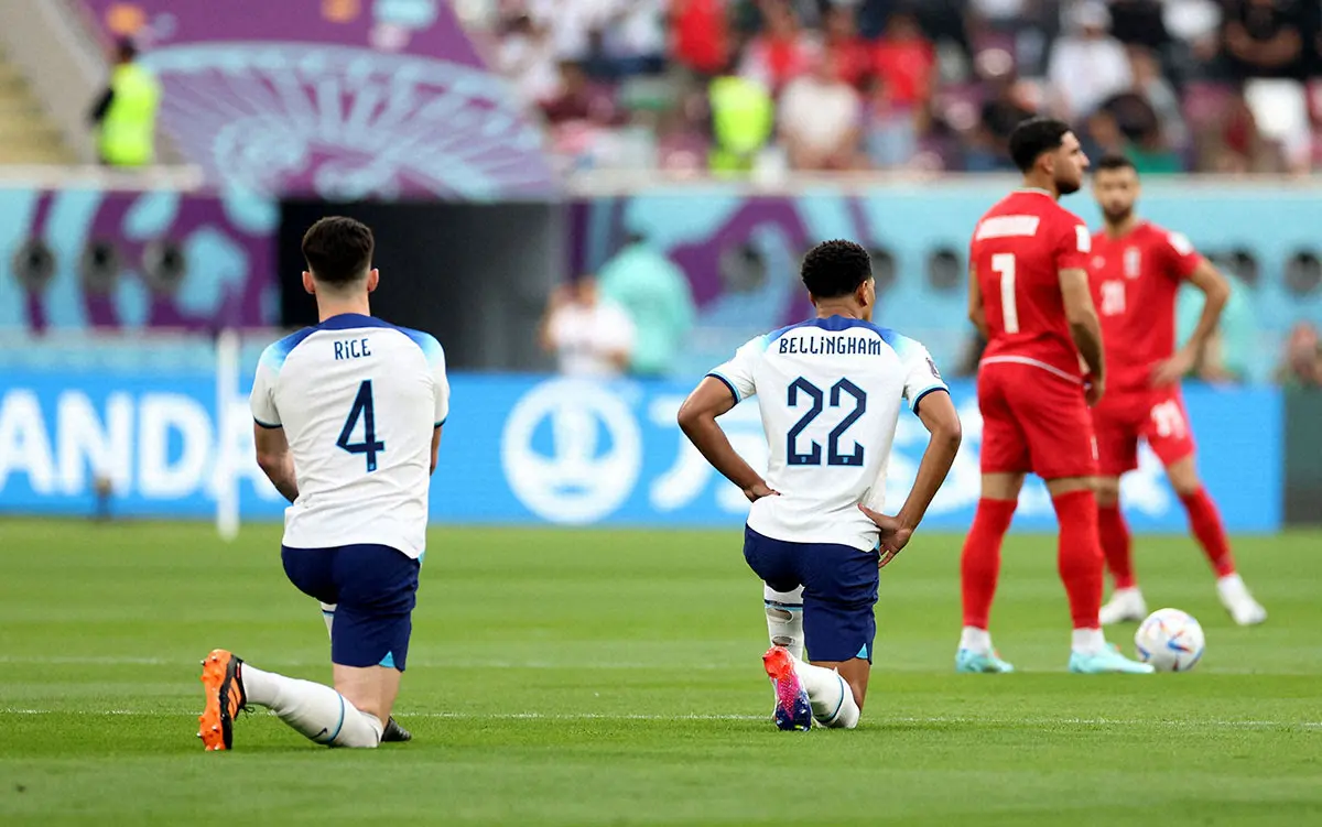 イングランド　W杯初戦“片膝立ち”で人種差別へ抗議　腕章着用は断念でネット「FIFAにはガッカリ」