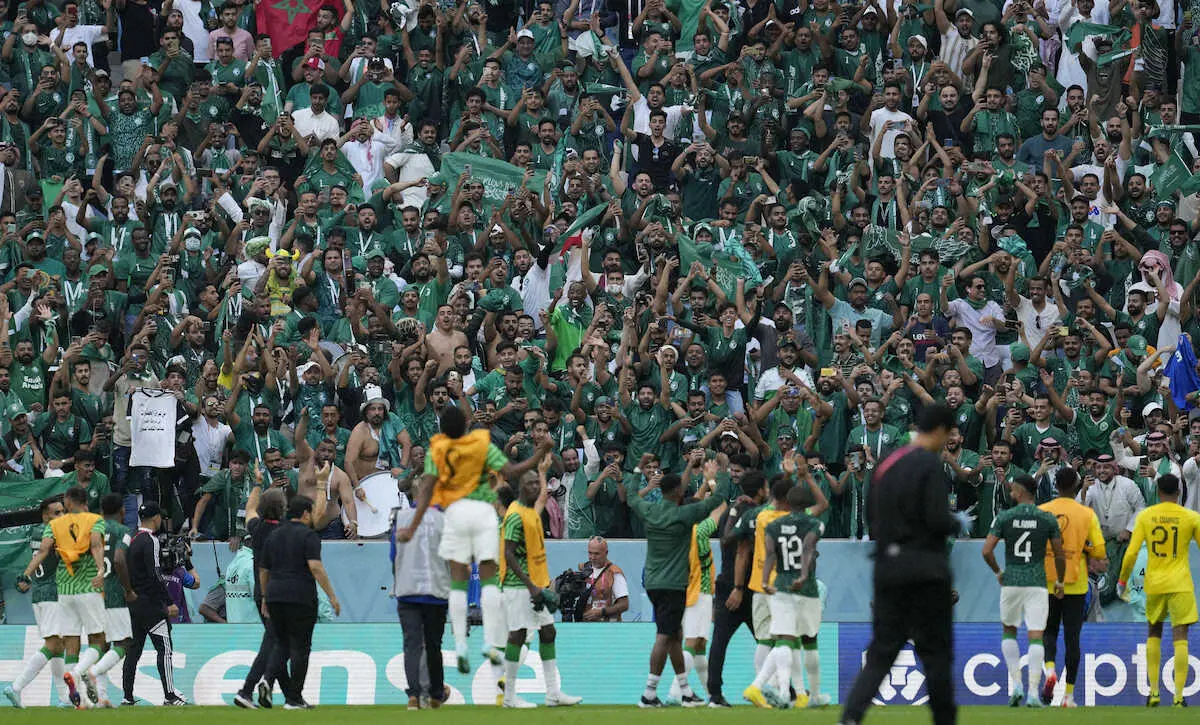アルゼンチンを破る大金星を挙げたサウジアラビアの選手たちにスタンドのサポーターも大喜び（AP）