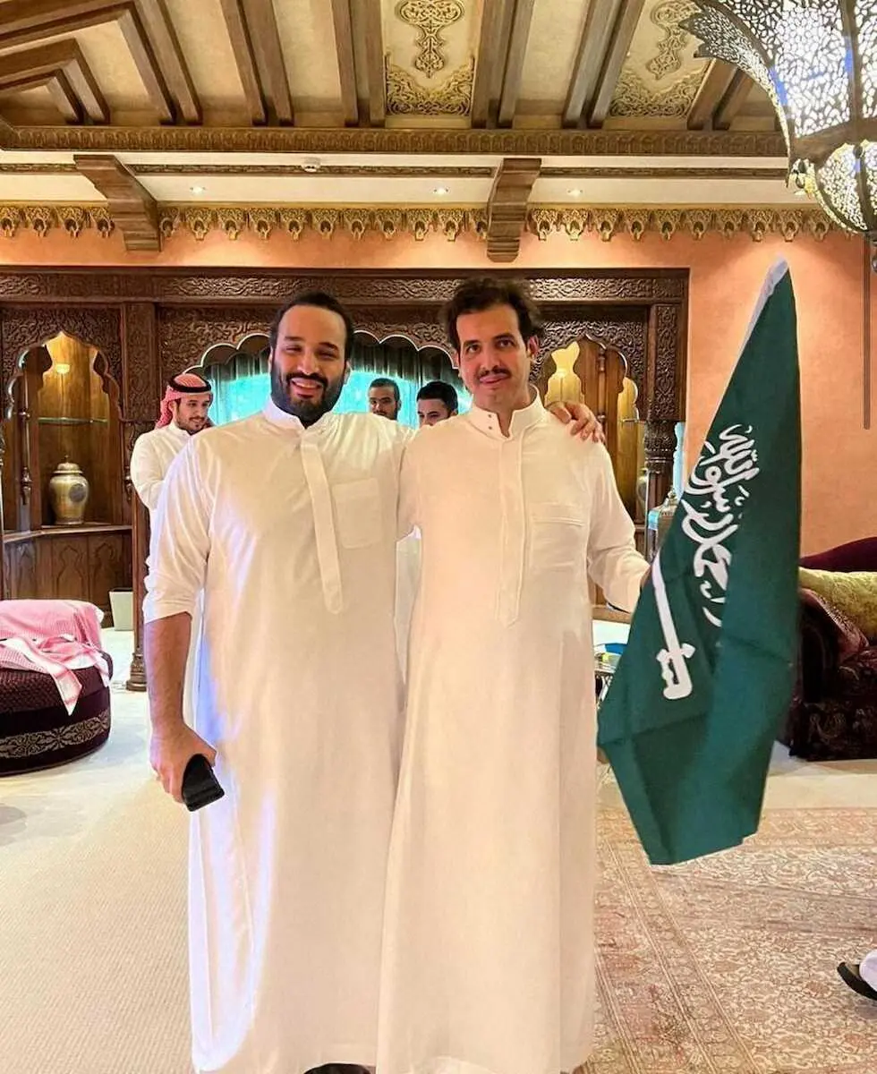 ワールドカップでサウジアラビアの勝利を祝うムハンマド皇太子（左）ら＝リヤド（サウジ王室提供、ロイター）