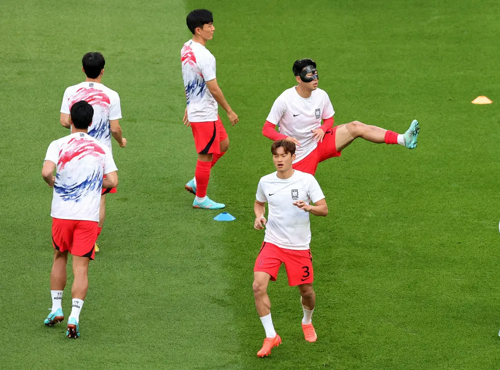 ＜ウルグアイ・韓国＞試合前にウォーミングアップするDFキム・ジンス（右下）ら韓国代表イレブン（ロイター）