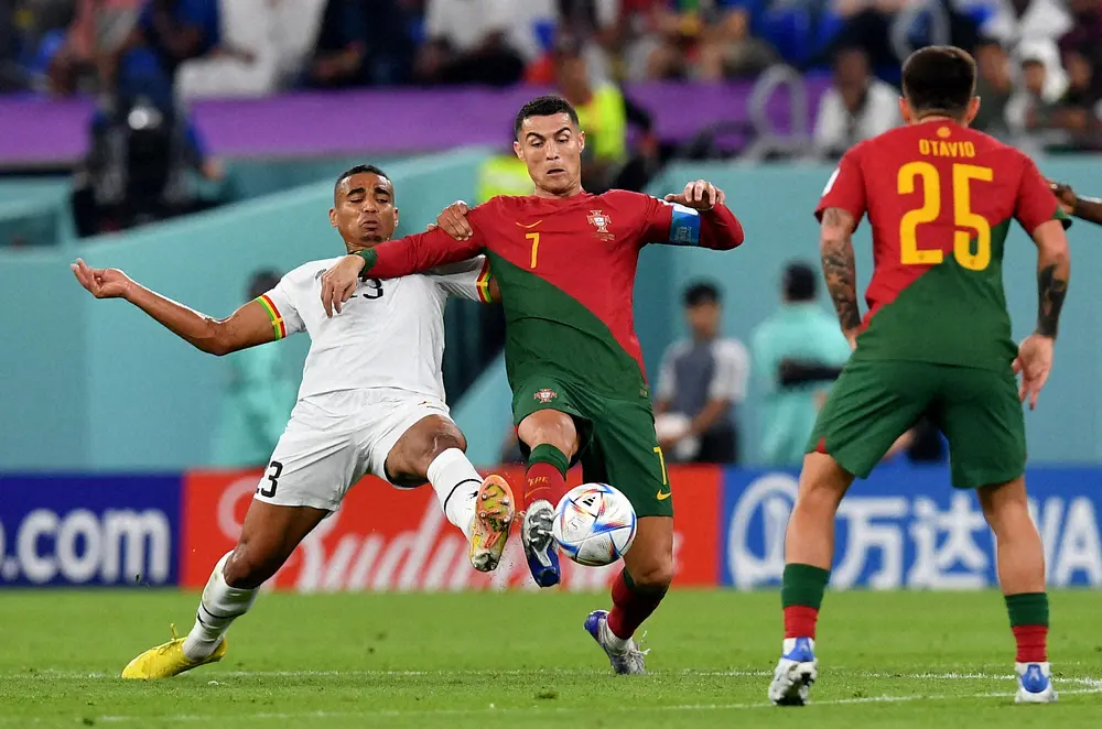 ＜ポルトガル・ガーナ＞ボールをキープするポルトガル代表C・ロナウド（中央）（ロイター）