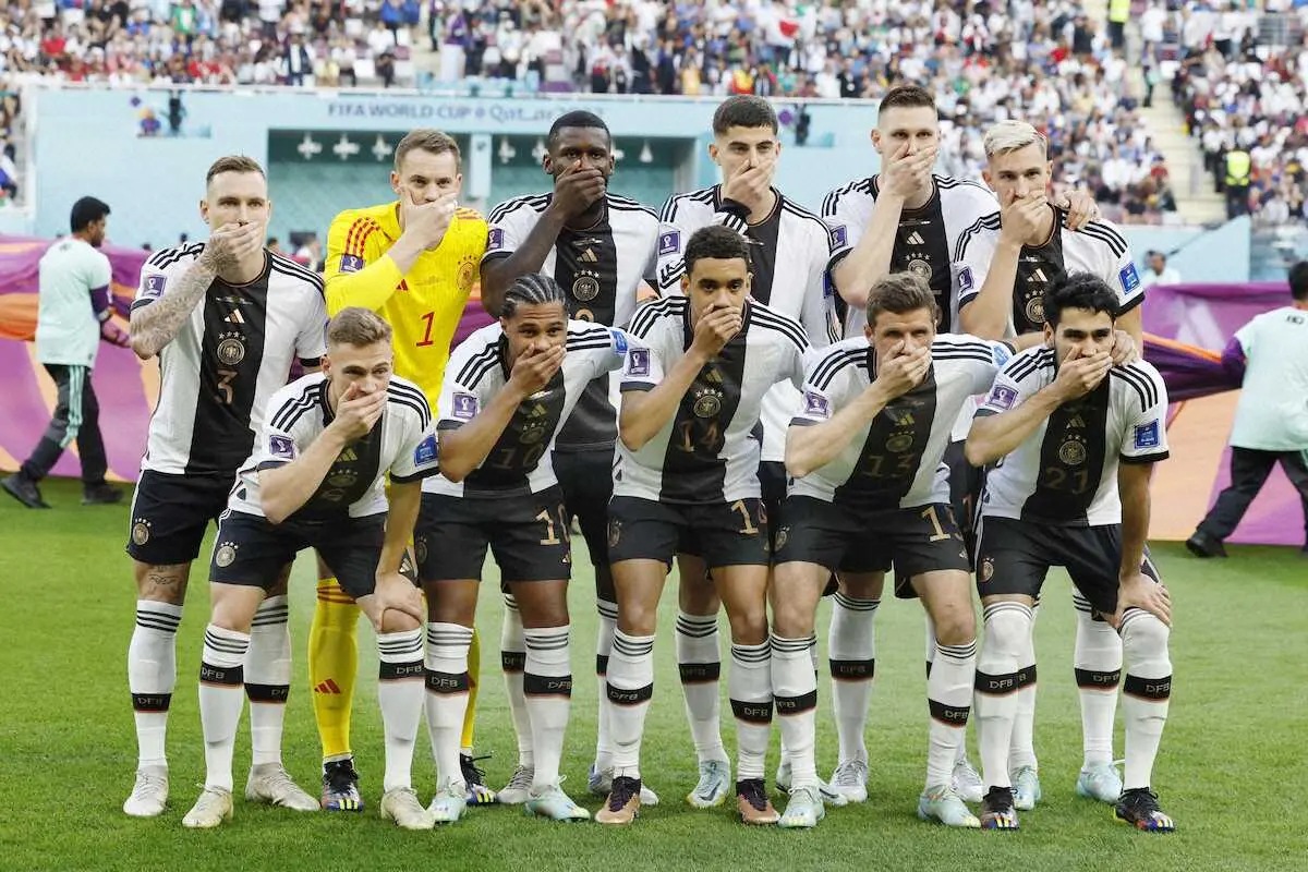 日本との試合前の記念写真撮影の際、口を手で覆うドイツイレブン