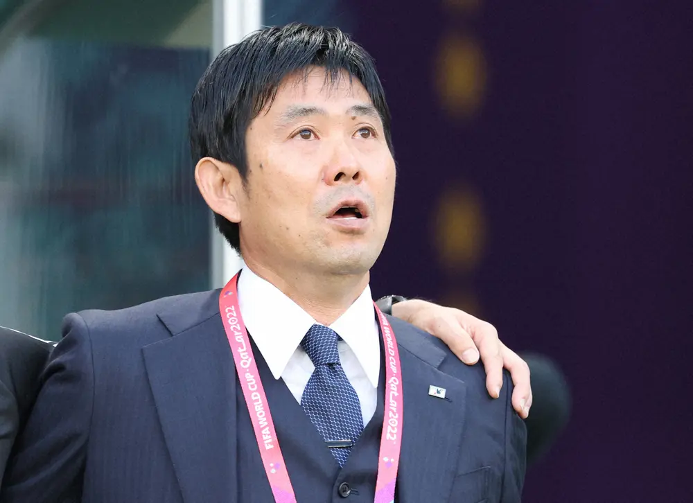 目に涙をためて国家を歌うサッカー日本代表の森保監督