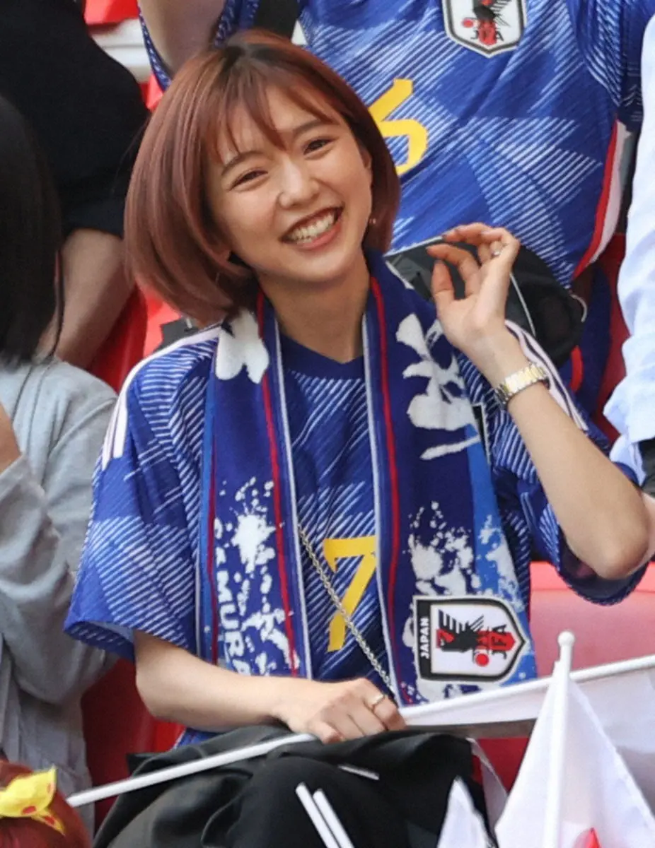 平愛梨＆真野恵里菜　日本代表選手の妻がスタンドから応援　平は夫・長友と“おそろい”赤髪で