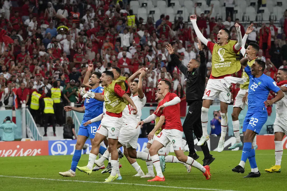 ＜ベルギー・モロッコ＞FIFAランク2位のベルギーに2―0で勝利し、24年ぶりのW杯白星を飾り喜びを爆発させるモロッコイレブン（AP）