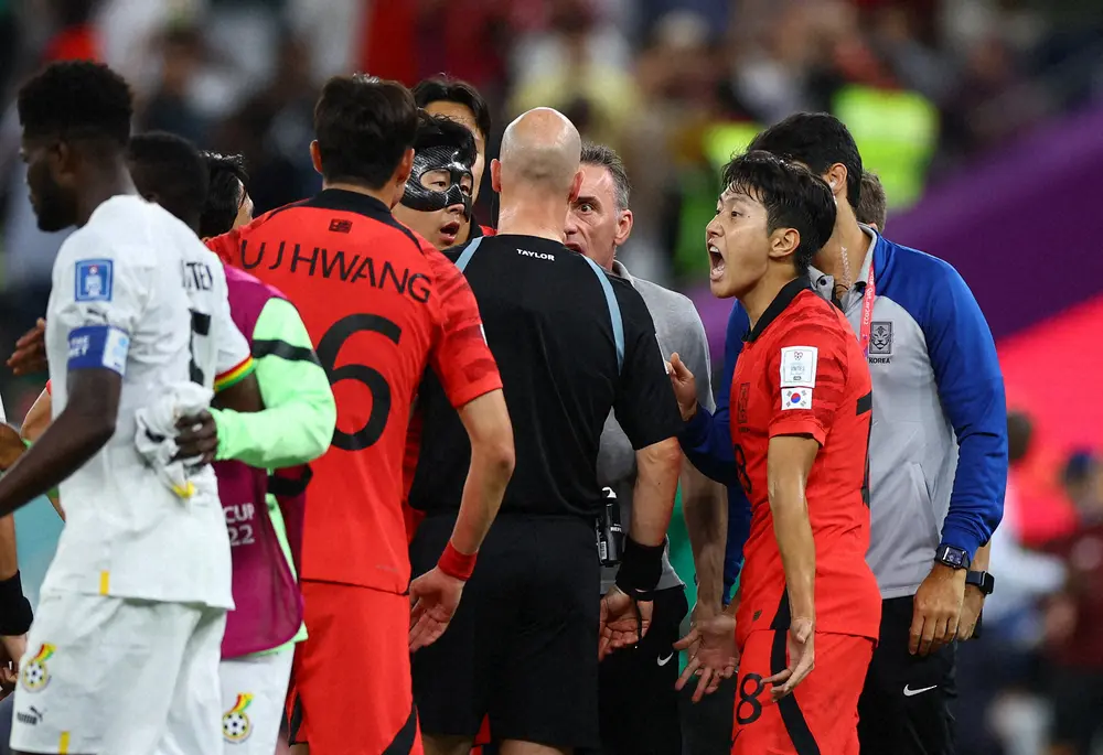 ＜韓国・ガーナ＞後半、コーナーキックのチャンスで試合終了となり猛抗議する韓国代表MFイ・ガンイン（右手前）（ロイター）