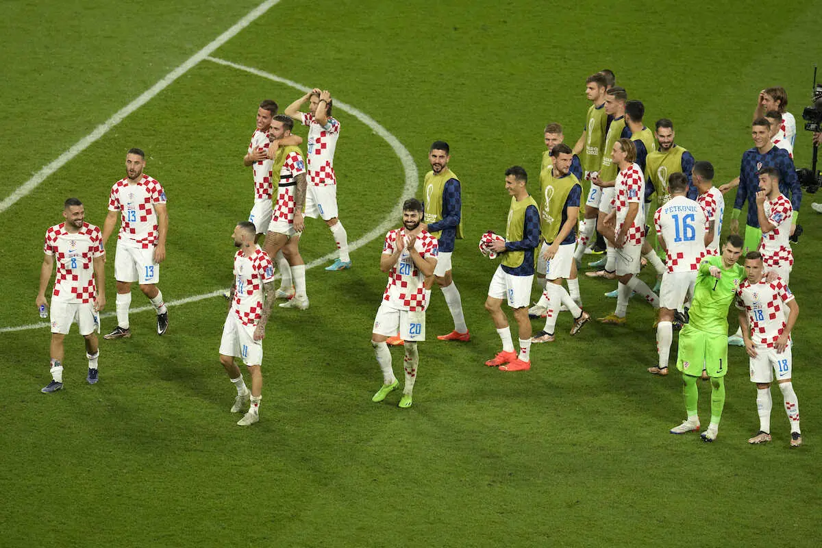 ＜クロアチア・カナダ＞4ー1で試合に勝利して喜ぶクロアチアイレブン（AP）