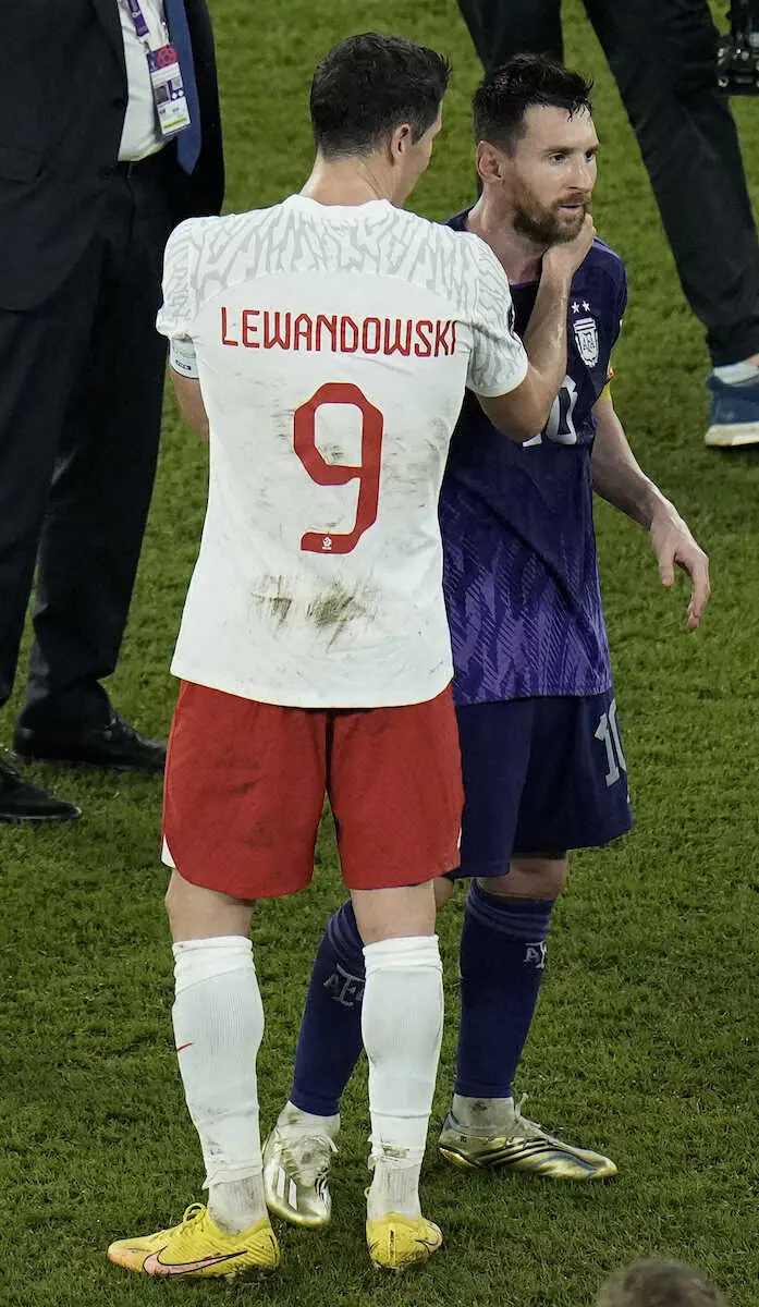 試合後に抱擁しながらコソコソ話をするレバンドフスキとメッシ（右）（AP）
