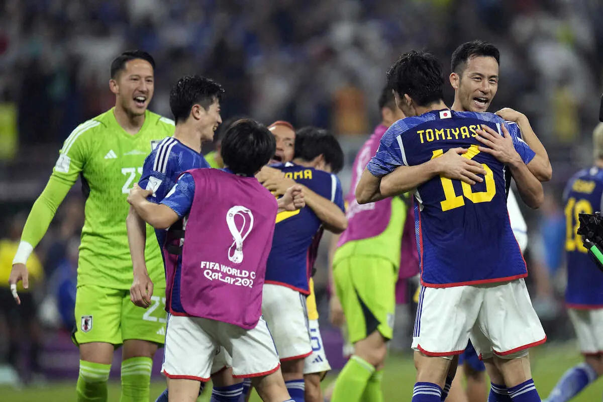 抱き合いながら勝利を喜ぶ吉田ら日本イレブン（AP）