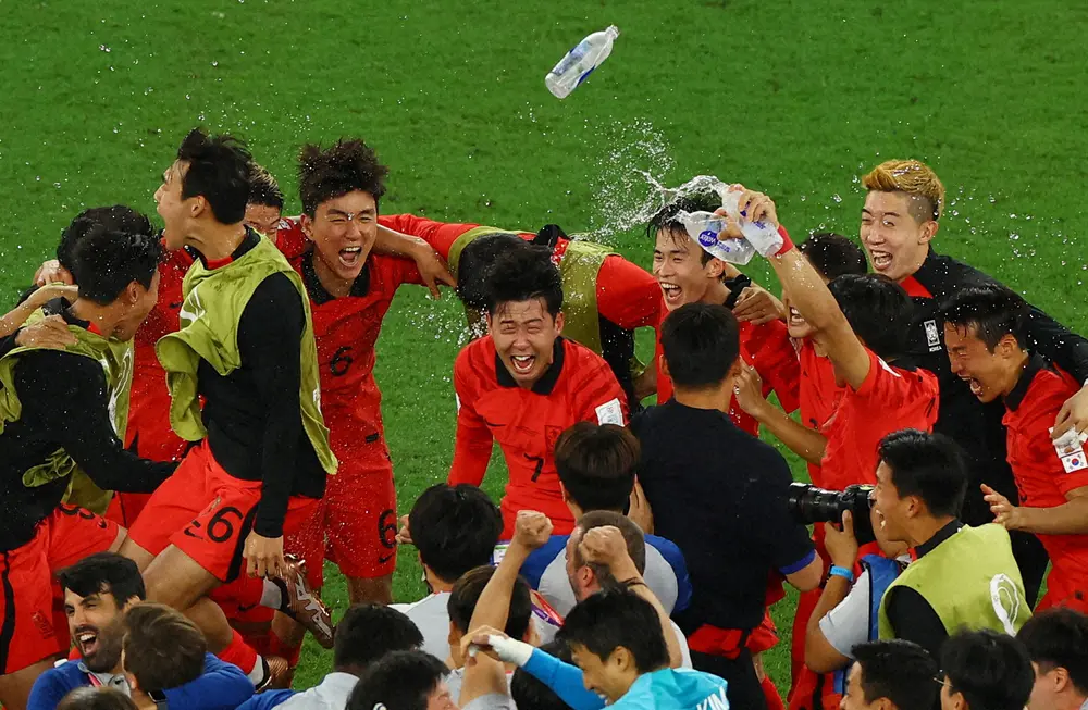 ポルトガルを撃破してW杯決勝トーナメント進出を決め喜ぶFWソン・フンミン（中央7番）ら韓国代表イレブン（ロイター）