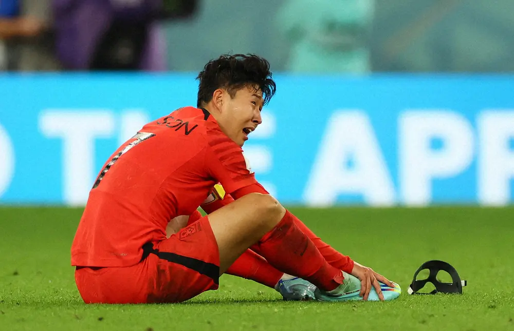 ＜韓国・ポルトガル＞ポルトガルに勝利し、決勝トーナメント進出を決め涙する韓国代表ソン・フンミン（ロイター）