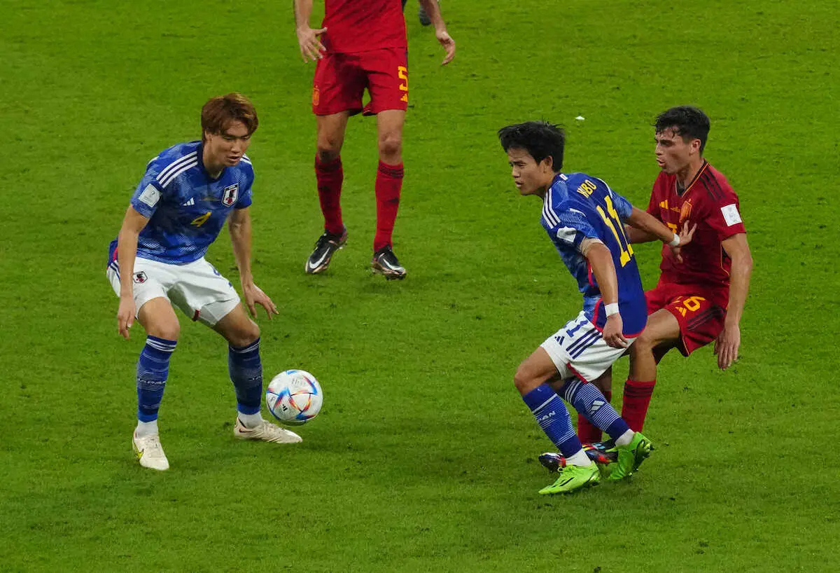 ＜日本・スペイン＞前半、ペドリ（右）からボールを奪う久保（中）（左は板倉）（撮影・西海健太郎）