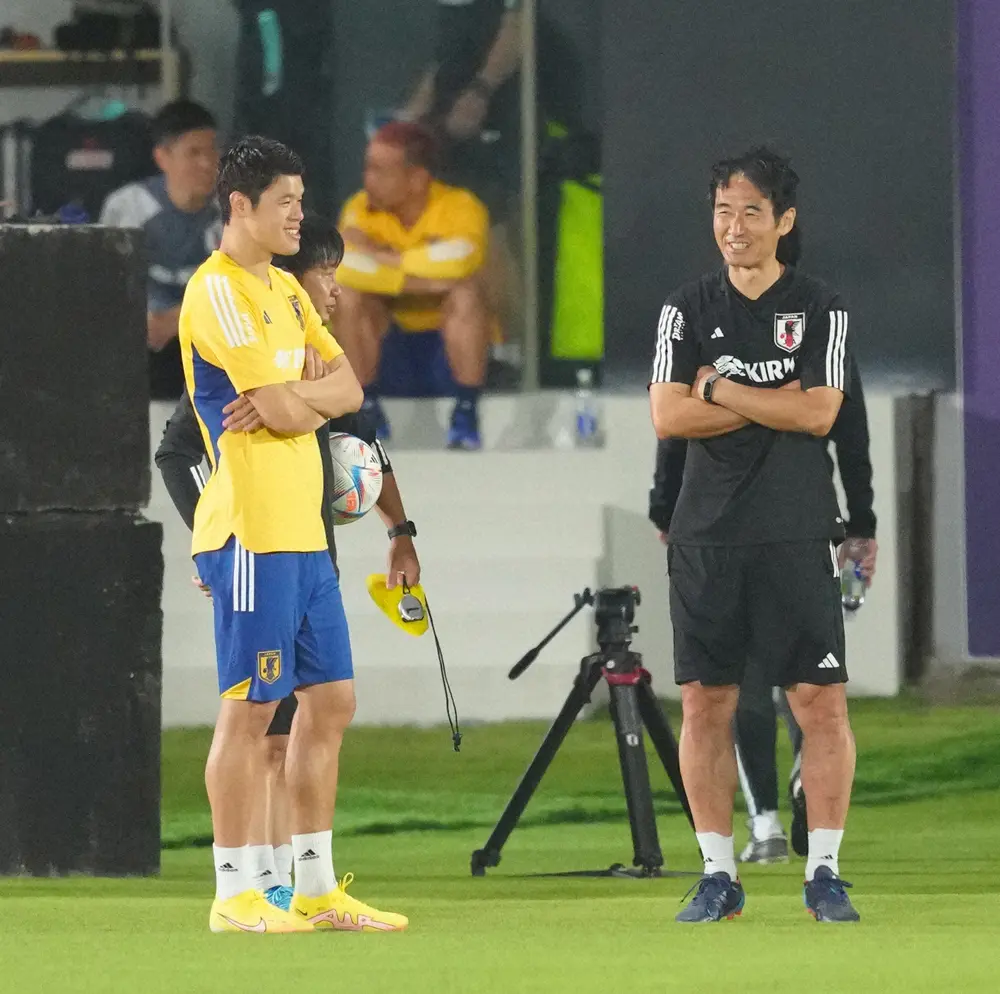サッカー日本代表練習の斉藤コーチと話をするDF酒井（左）