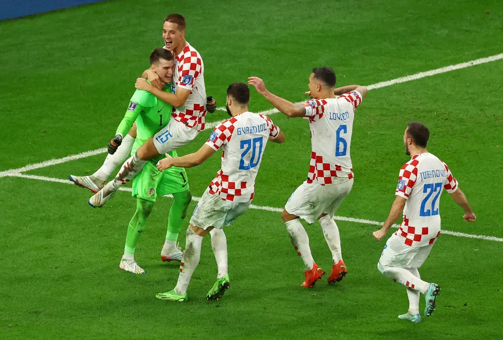 ＜日本・クロアチア＞PK戦で勝利を飾り喜ぶGKリバコビッチ（左端）らクロアチア代表イレブン（ロイター）
