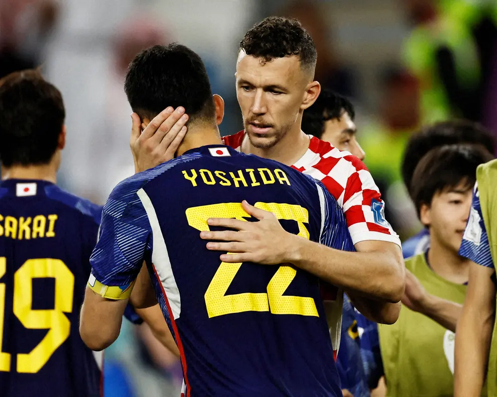 ＜日本・クロアチア＞試合後、DF吉田（左）と健闘を称え合うクロアチア代表FWペリシッチ（ロイター）