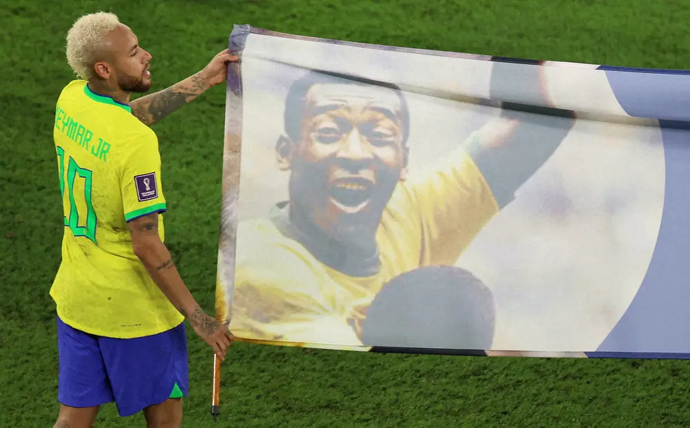 ＜ブラジル・韓国＞試合後、ペレ氏の描かれた旗を手にするブラジル代表FWネイマール（ロイター）