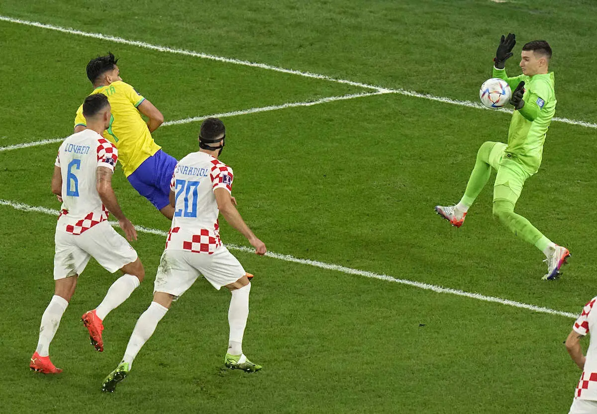 ＜クロアチア・ブラジル＞後半、ブラジル代表MFパケタのシュートを防ぐクロアチア代表GKリバコビッチ（右端）（AP）