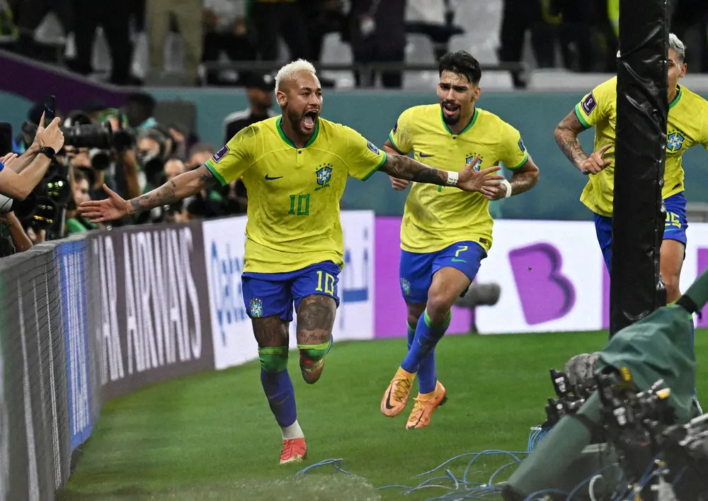 ＜クロアチア・ブラジル＞延長前半、先制ゴールを決め喜ぶブラジル代表FWネイマール（左）ら（ロイター）