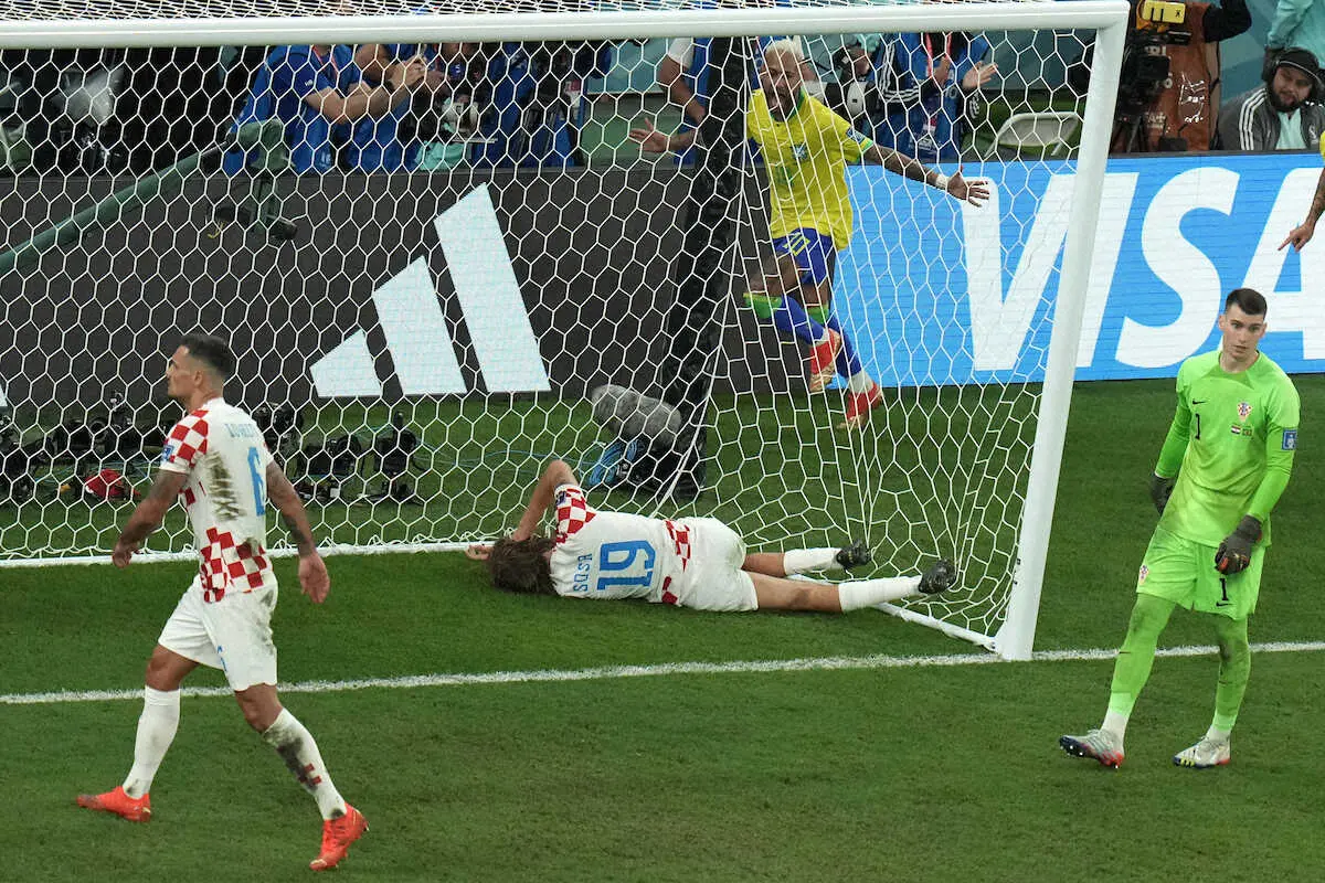 ＜クロアチア・ブラジル＞延長前半、先制ゴールを決められ落胆するGKリバコビッチ（右端）らクロアチア代表イレブン（AP）