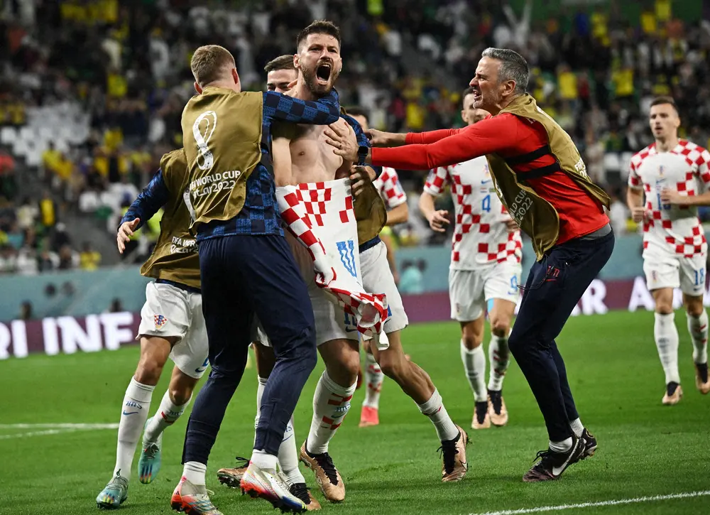 ＜クロアチア・ブラジル＞延長後半、劇的な同点ゴールを喜びを爆発させるFWペトコビッチ（前列中央）らクロアチア代表イレブン（ロイター）