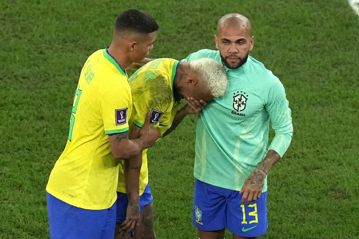 ＜クロアチア・ブラジル＞PK戦で敗れ涙するブラジル代表FWネイマール（中央）を励ますDFアウベスら（AP）
