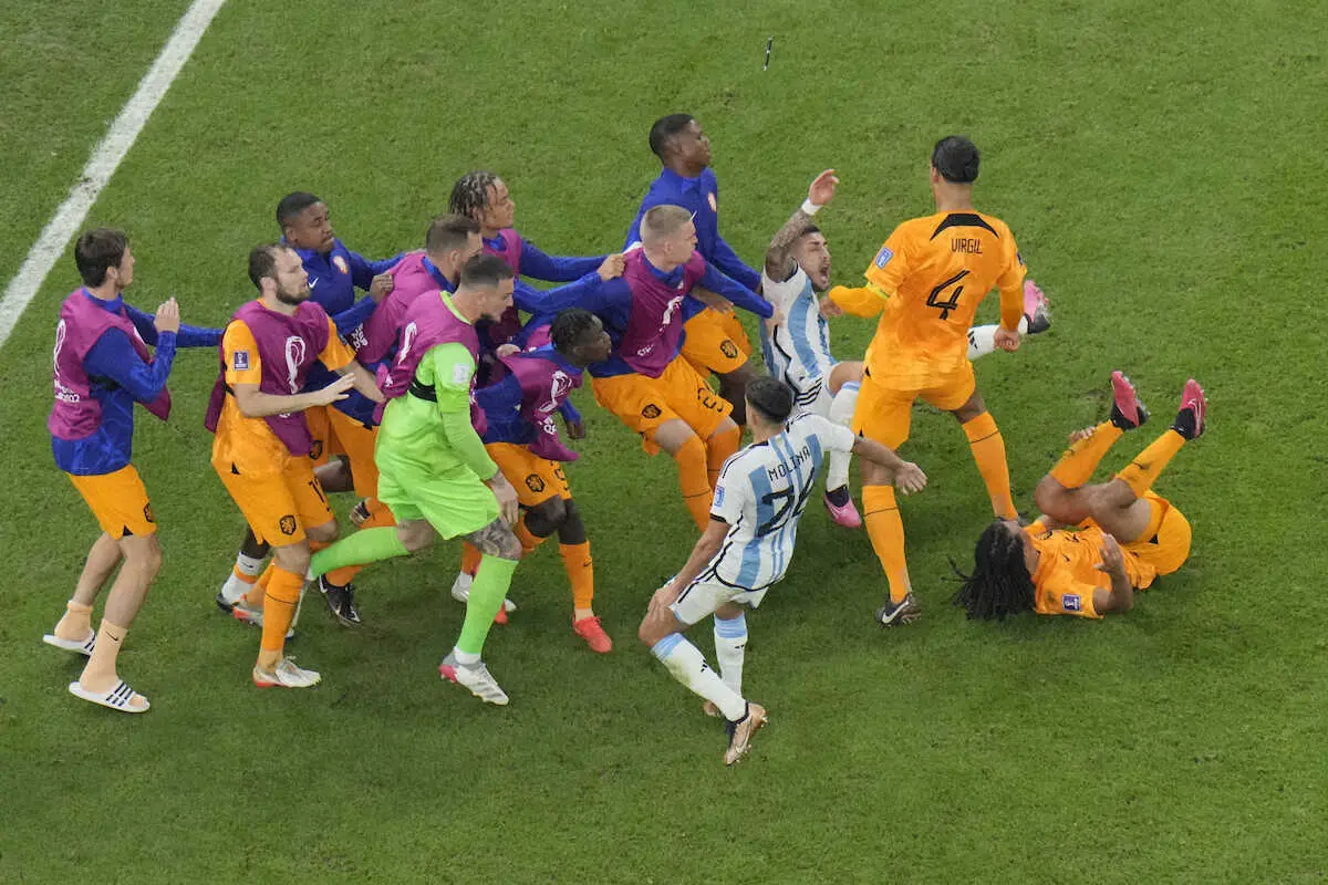 ＜オランダ・アルゼンチン＞後半、アルゼンチン代表MFパレデス（右から3人目）がオランダベンチへボールを蹴り込み、まるで“乱闘”のような場面も…（AP）
