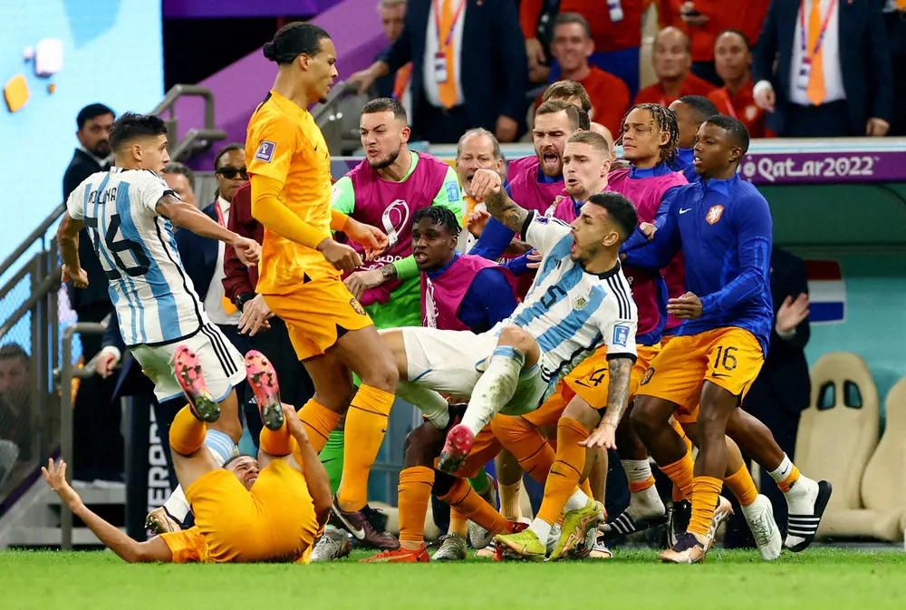 ＜オランダ・アルゼンチン＞後半、アルゼンチン代表MFパレデス（右5番）からボールを蹴り込まれ怒ったオランダ代表イレブンがベンチから飛び出し“乱闘”のような状況に…（ロイター）
