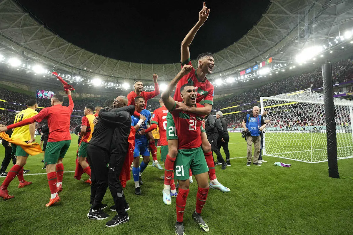 ＜モロッコ・ポルトガル＞アフリカ勢初のW杯準決勝進出を決め喜ぶモロッコ代表イレブン（AP）