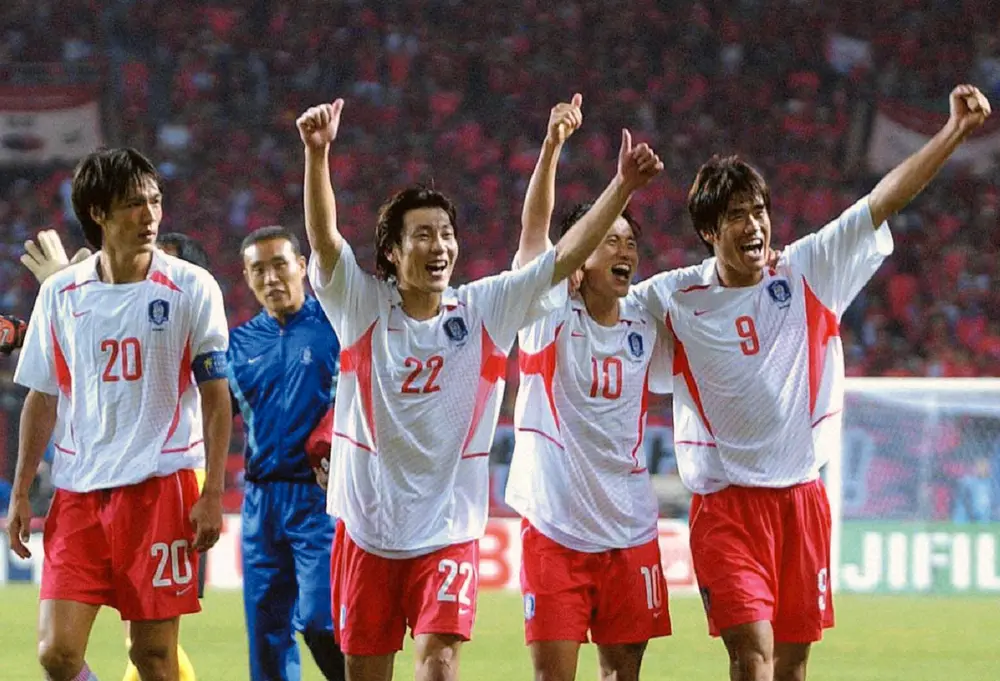 02年W杯日韓大会、ポルトガルに勝利し決勝トーナメント進出を決め喜ぶDFホン・ミョンボ（左端）ら韓国代表イレブン