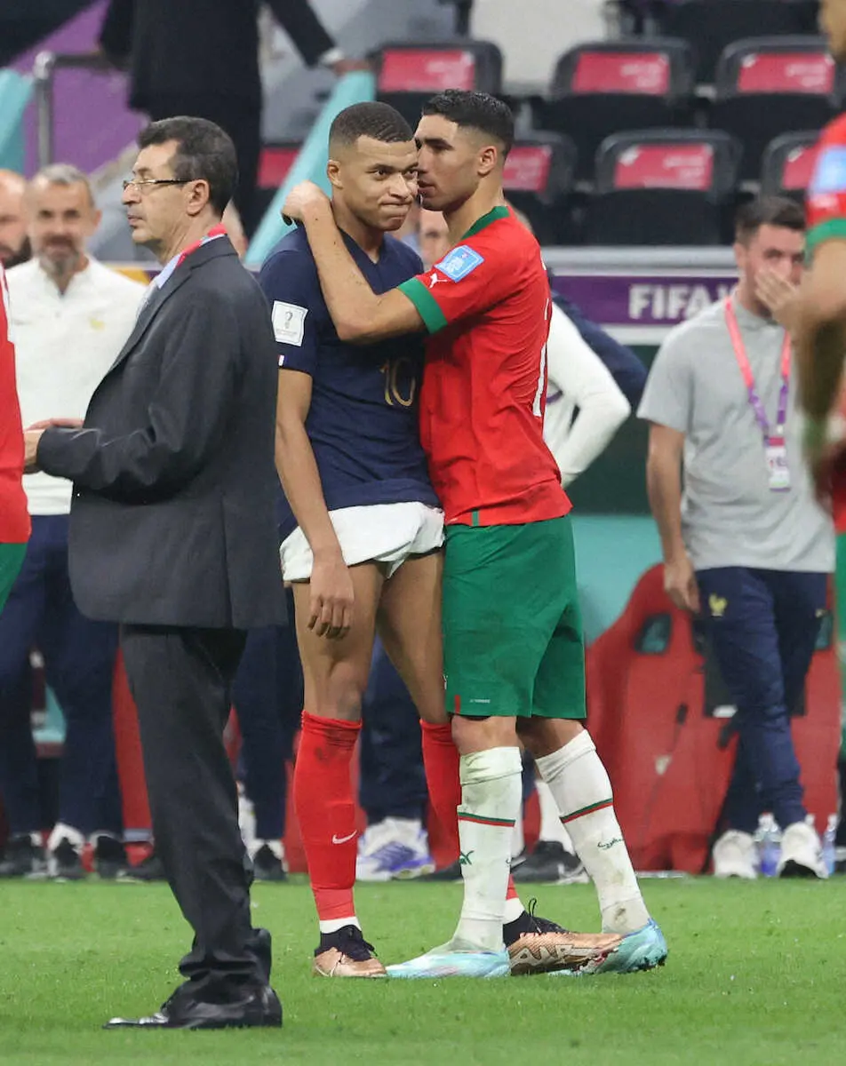 フランスFWエムバペとモロッコDFハキミ“親友対決”ネット歓喜!試合後の抱擁に「仲よすぎでしょ」