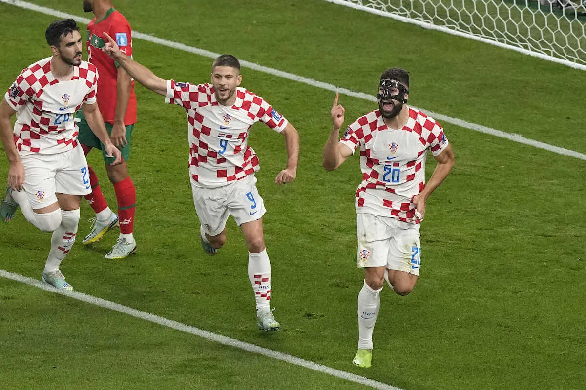 ＜クロアチア・モロッコ＞先制ゴールを決め喜ぶDFグバルディオル（右）らクロアチア代表イレブン（AP）
