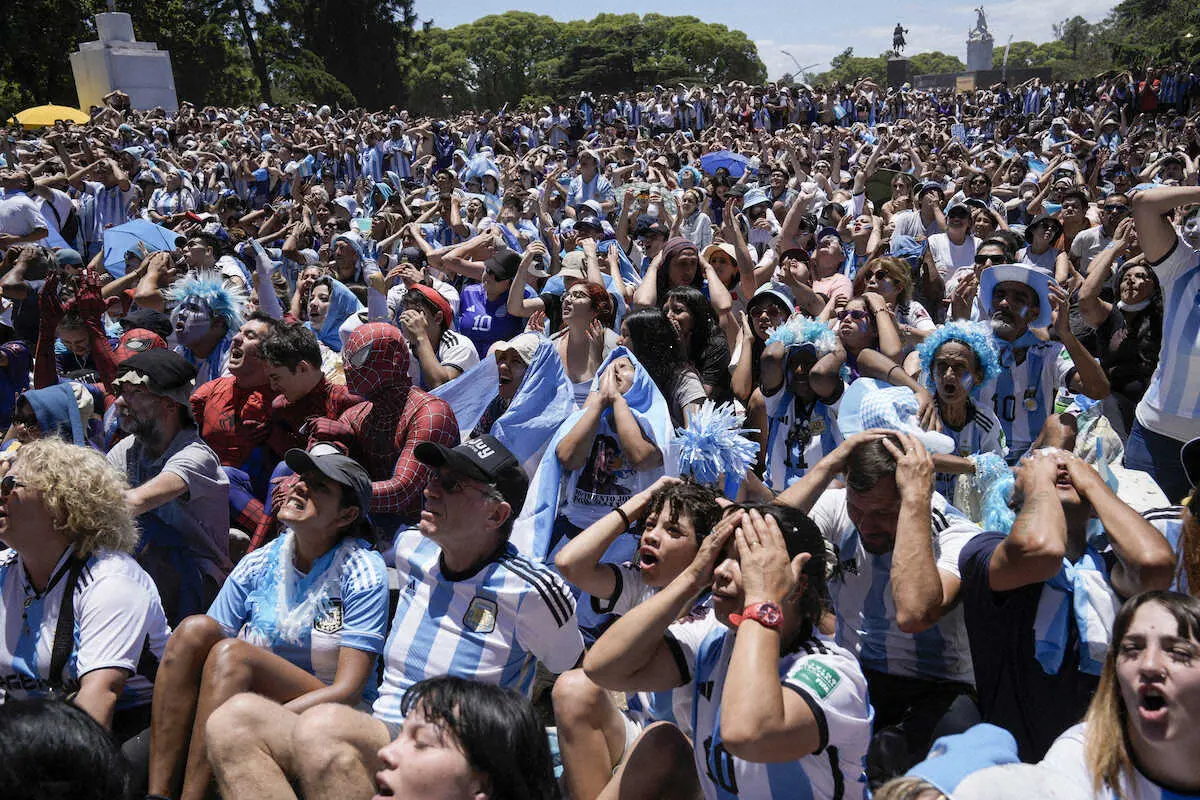アルゼンチンの首都ブエノスアイレスでW杯決勝のフランス戦を大型スクリーンで見守るアルゼンチンのサポーター（AP）