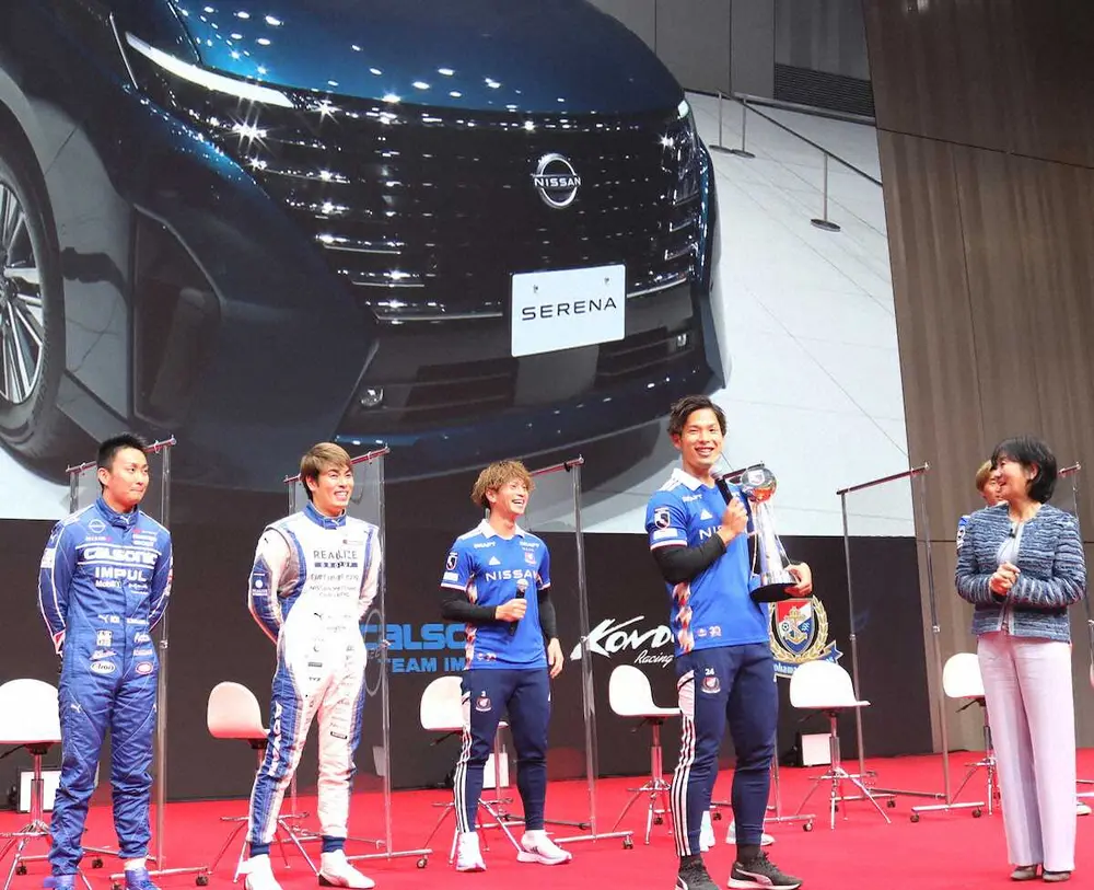 横浜・岩田らがトークショー　サプライズで日産セレナ贈呈に「ファミリーカーが欲しかったのでうれしい」